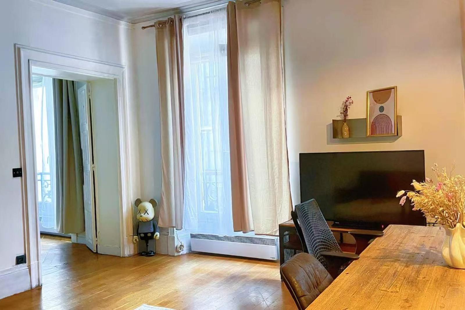 Un Grand 3p Haussmannien Situé à Côté Des Galeries Lafayette *